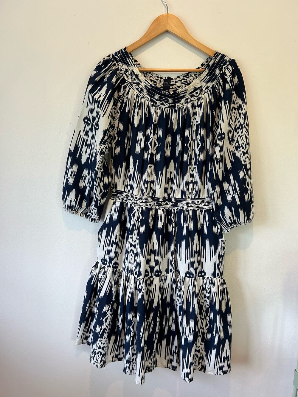 Blue Saks Fifth Avenue womens dress blue and white print size L elastic waist